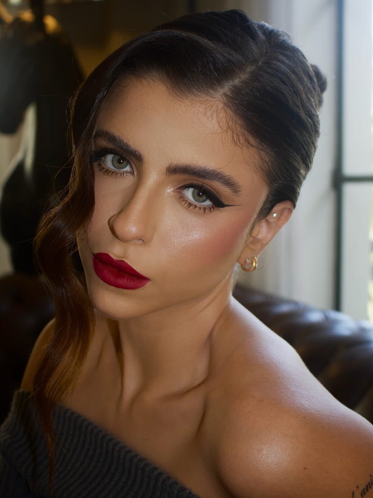 Maquiagem glam com batom vermelho