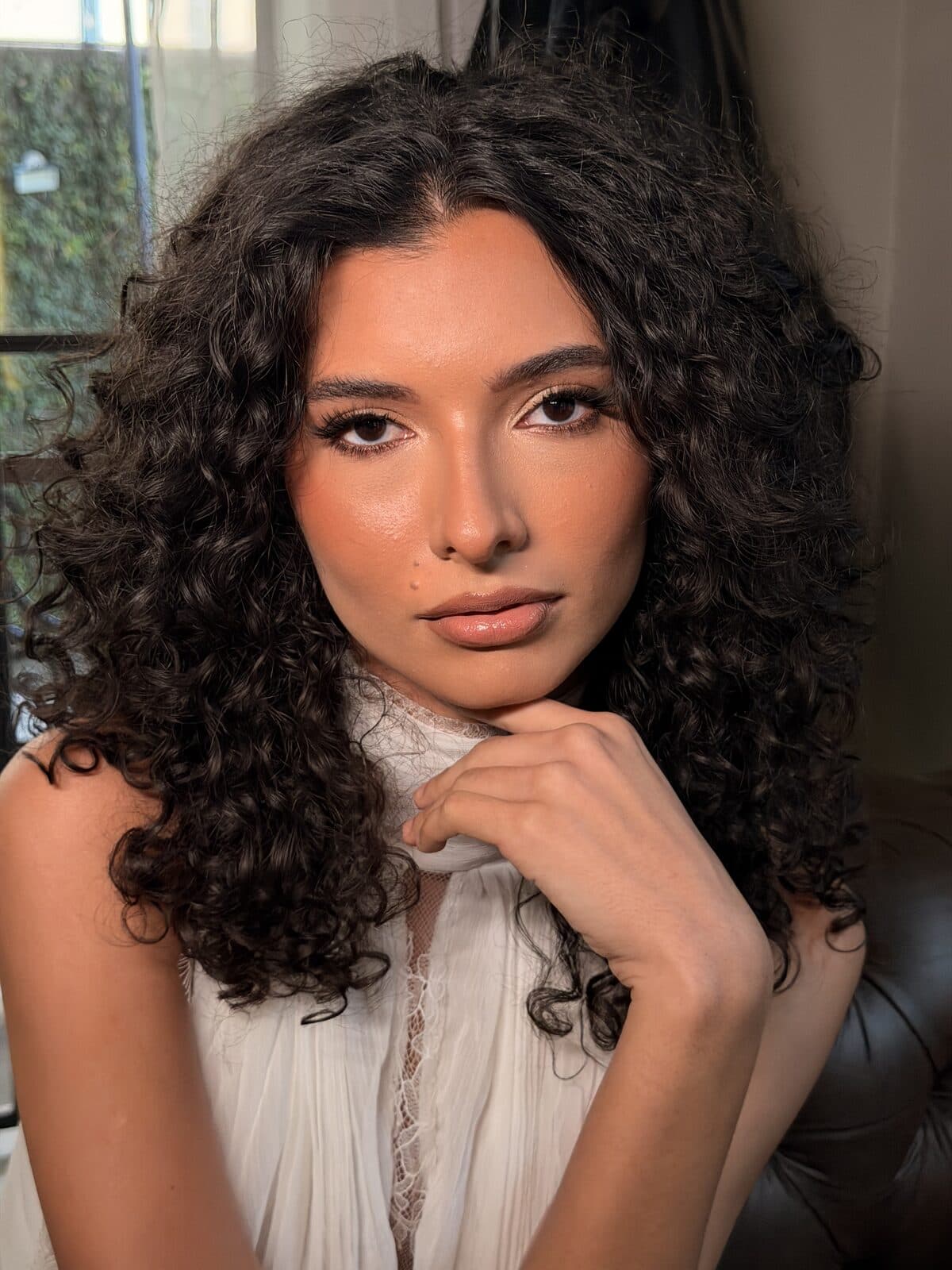 Beleza com cabelo cacheado definido