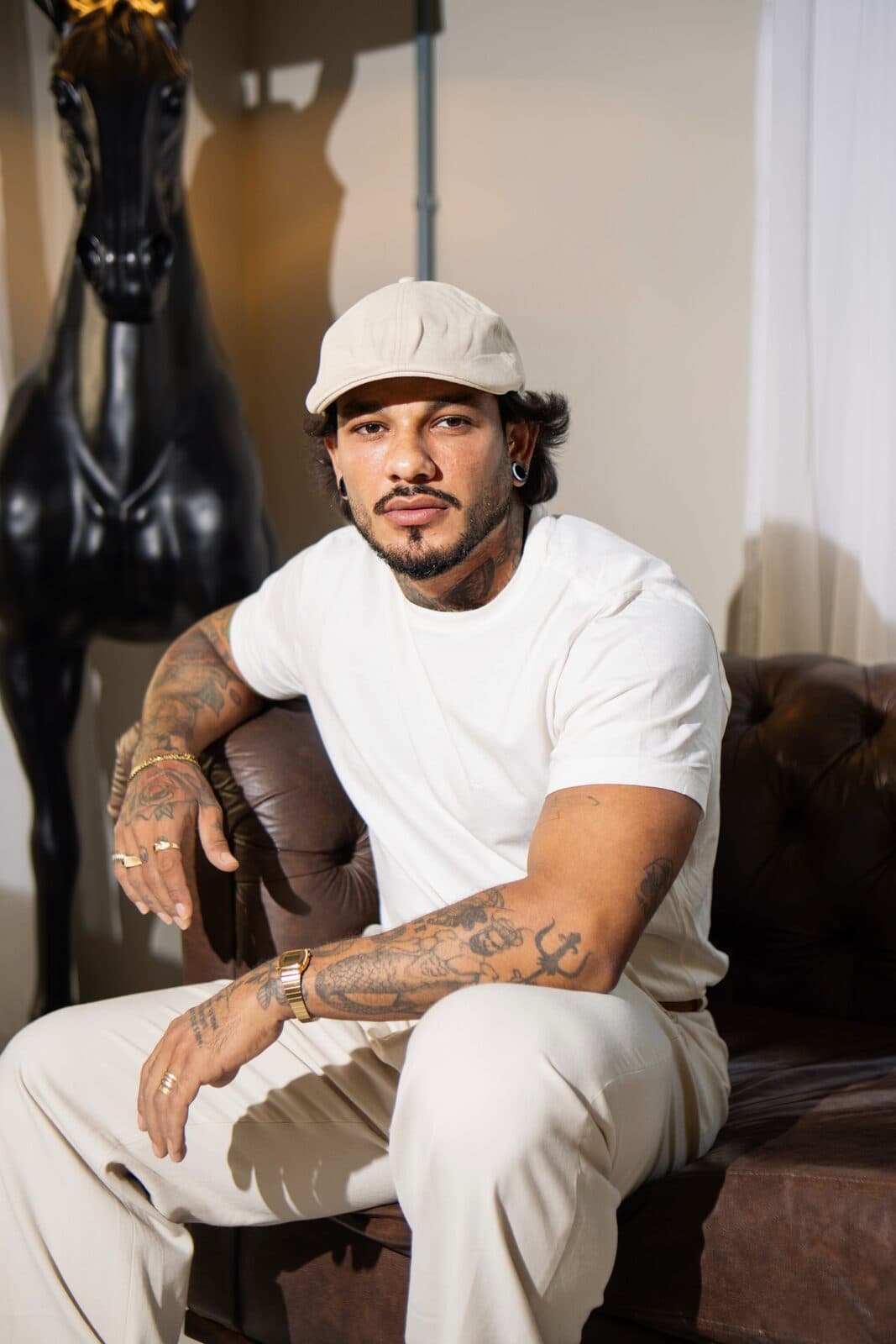 Jonata Morais, maquiador e hair stylist, em retrato editorial