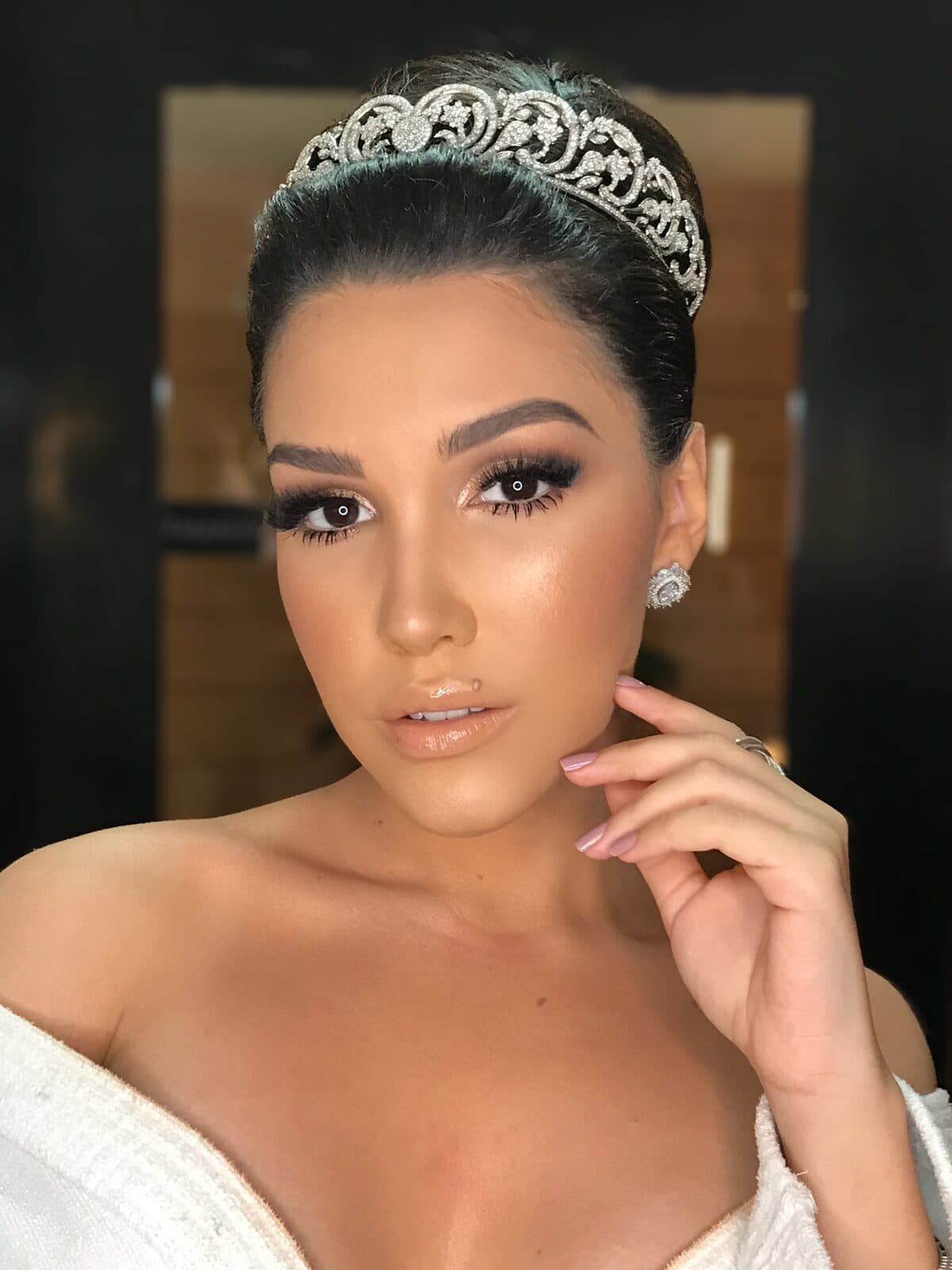 Noiva com tiara, pele iluminada e olhos esfumados